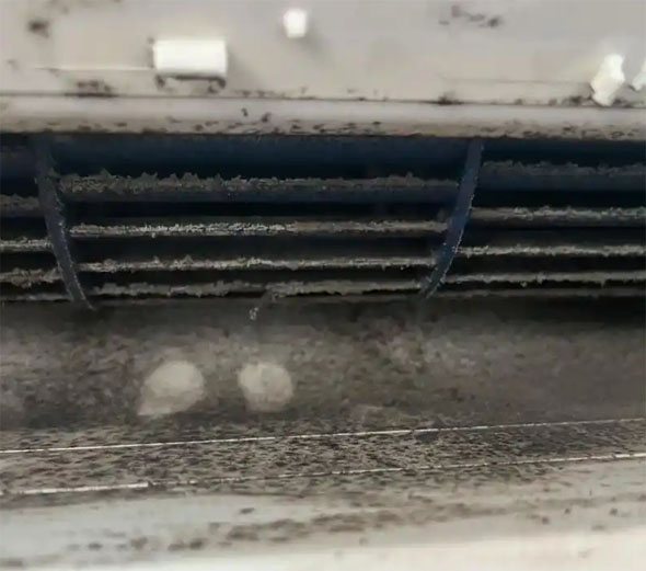 离石空调吹的风有股烧焦味是怎么回事